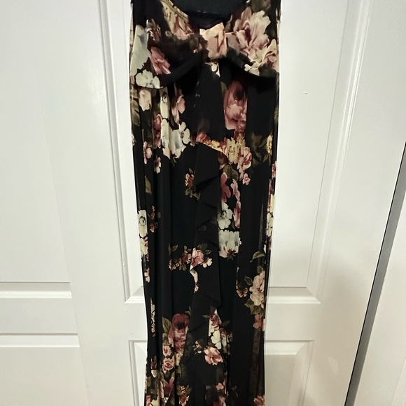 Black open back formal dress. - Picture 8 of 8